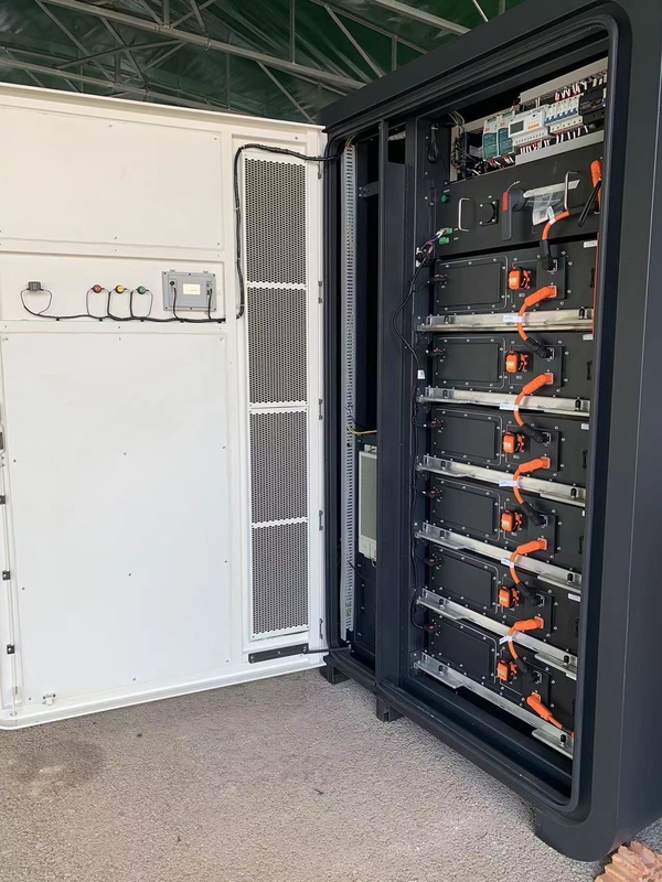 Voltage nominal 380 VAC 100 kW Armoire à batterie à trois phases et quatre fils pour le stockage d'énergie C&I
