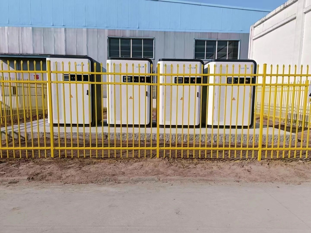 LiFePO4 Armoire de stockage d'énergie à batterie 125kw 258kwh Pour l'extérieur à trois phases à quatre fils