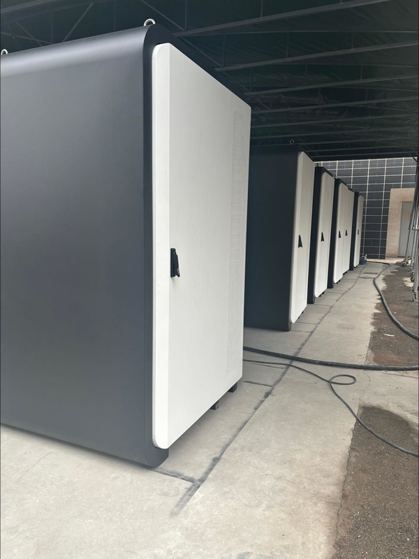 Capacité nominale de 385 kWh Système de boîtier de stockage d'énergie extérieur avec méthode de refroidissement liquide